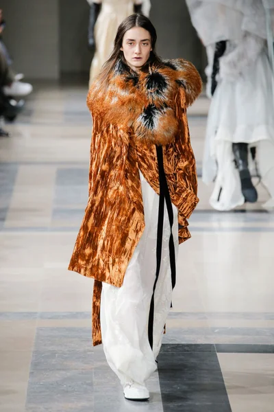 Look 17